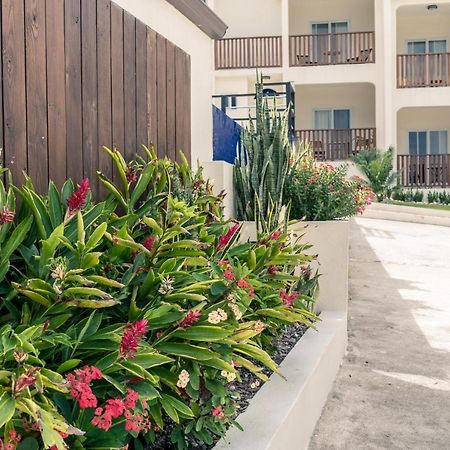 Family Complex Beside Beach W/Pool Montego Bay #1 외부 사진