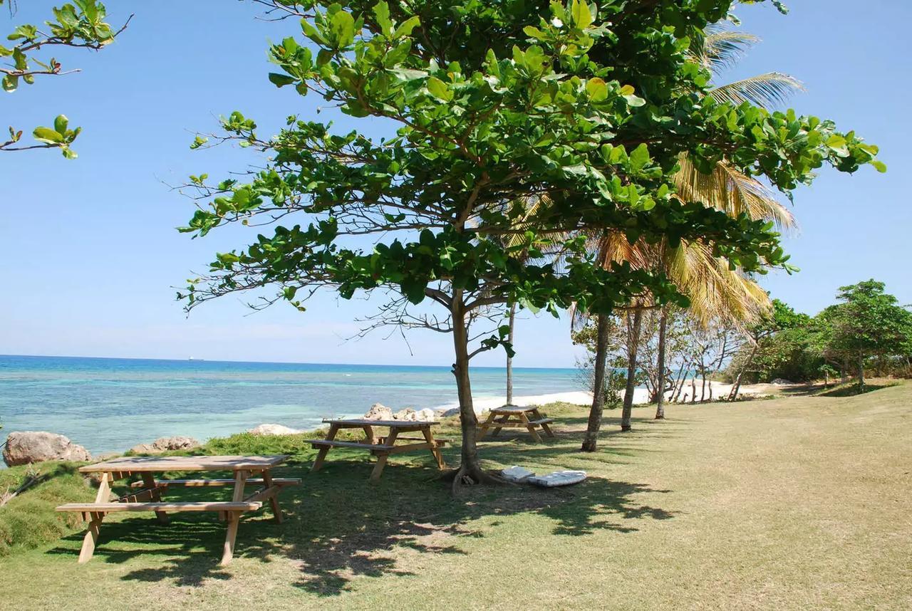 Family Complex Beside Beach W/Pool Montego Bay #1 외부 사진